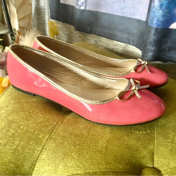 BALLERINA FLATS BARBIE HOT PINK PATENT GOLD TRIM BOW SHOES GOLD LINED SIZE 8 - Picture 2 of 4